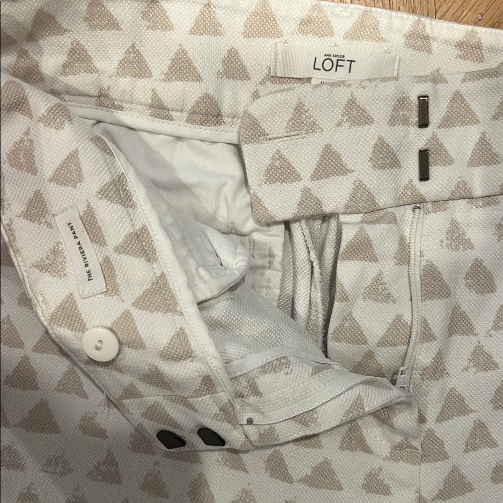 LOFT Riviera Crop White Pants with Beige Triangle Print - Size 6 - Picture 3 of 6